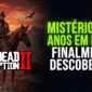 Arthur Morgan montado em um cavalo durante o pôr do sol em Red Dead Redemption 2 com texto sobre mistério de 7 anos descoberto